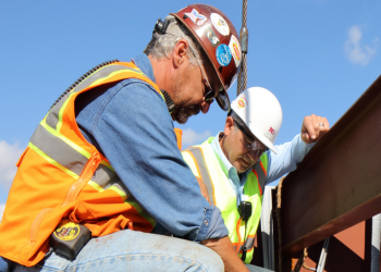 TEiC men working